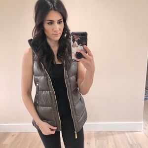 Grey/silver puffer vest with drawstring